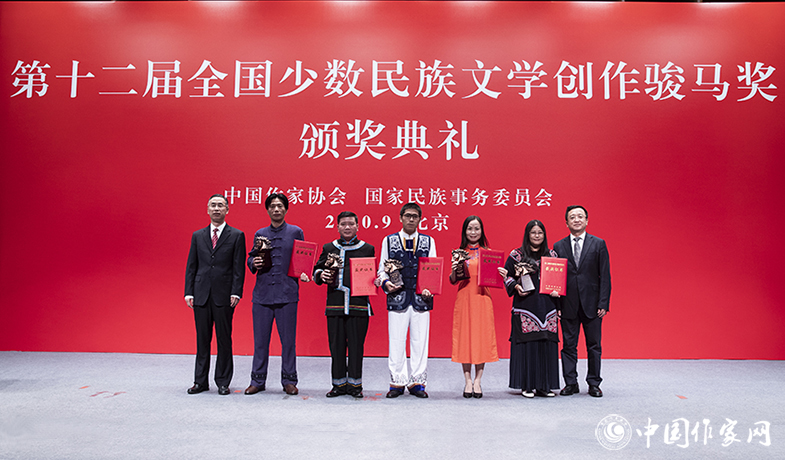 中國作協(xié)副主席閻晶明、國家民委宣傳司司長郭建民為散文獎獲獎?wù)哳C獎