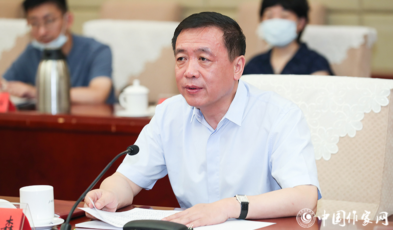 中國作協(xié)黨組書記、副主席張宏森出席會議并講話