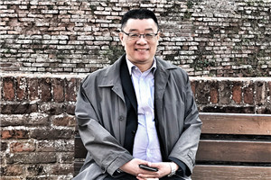 小說：獲獎作品《有鴿子的夏天》作者：劉海棲          獲獎感言　　我見證和經(jīng)歷了整個新時期中國童書和兒童文學(xué)的發(fā)展，經(jīng)過幾代人不懈的努力，一步步走到今天，我由衷地為兒童文學(xué)的繁榮而振奮，為親身參與其中而自豪。這是一個美妙的行程，前輩和同輩作家的光芒在前面引導(dǎo)著我，年輕作家像風(fēng)一樣在后面驅(qū)動著我，編輯的目光又溫暖和呵護著我。