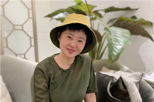 童話：獲獎作品《小翅膀》作者：周曉楓         獲獎感言　　此前我只寫散文，直到創(chuàng)作自己的第一個童話《小翅膀》——我偶然而意外地，從散文寫作者瞬間變成了兒童文學(xué)作家。這個過程，迅速得連我自己都覺得陌生和詫異。更讓我驚喜的是《小翅膀》受到的鼓勵，謝謝那些支持我的讀者們。