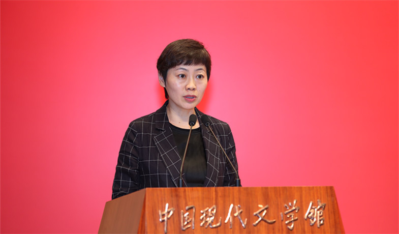 評委崔昕平宣讀獲獎詩歌、幼兒文學(xué)作品授獎辭