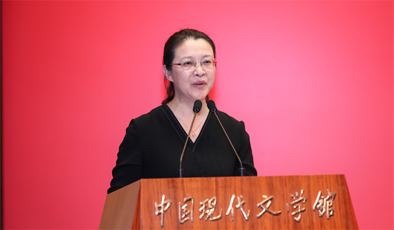 評委李利芳宣讀獲獎散文、科幻文學(xué)、青年作者短篇佳作獎作品授獎辭
