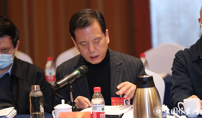 12月12日，中國作家協(xié)會第九屆主席團第九次會議在北京舉行。中國作協(xié)副主席李敬澤在會議上宣讀文件