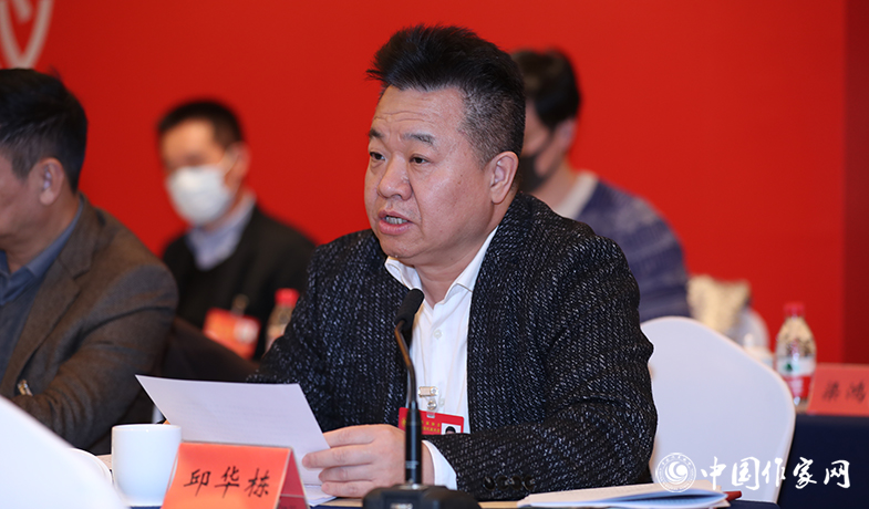 12月12日，中國作家協(xié)會第九屆全國委員會第六次全體會議在京舉行，中國作協(xié)書記處書記邱華棟宣讀會議文件