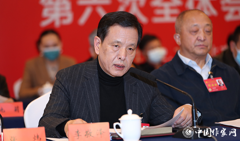 12月12日，中國作家協(xié)會第九屆全國委員會第六次全體會議在京舉行,中國作協(xié)副主席李敬澤宣讀會議文件