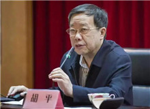 胡平：書寫歷史激流中的信仰之光　　小說故事緊扣讀者心弦。作者沒有一味追求懸念，而是以深沉冷靜的筆法從容敘述……[詳細(xì)]