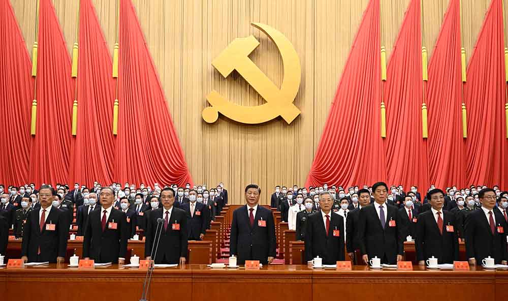 10月16日，中國共產(chǎn)黨第二十次全國代表大會在北京人民大會堂開幕。這是習(xí)近平、李克強(qiáng)、栗戰(zhàn)書、汪洋、王滬寧、趙樂際、韓正、胡錦濤在主席臺上。