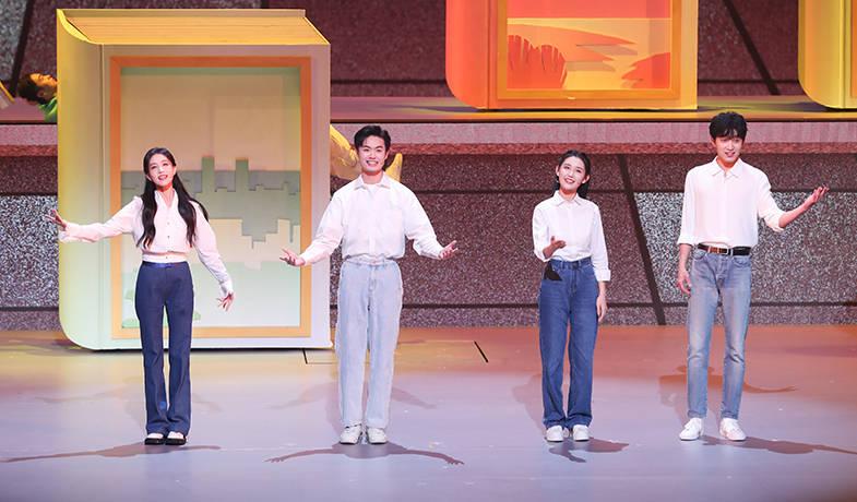 李一桐、張狄、蔣依依、范世錡表演情景歌舞《文學(xué)里的青春》