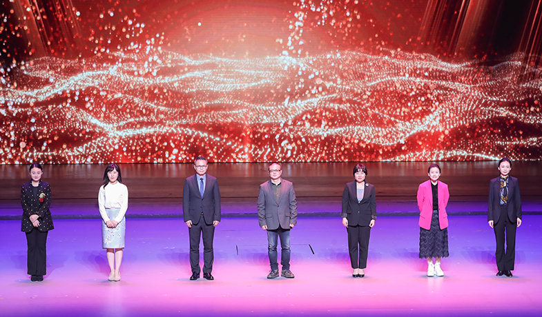 馬天牧、李亞梓、李偉長、李黎、吳越、季亞婭、趙萍代表責(zé)任編輯們上臺(tái)