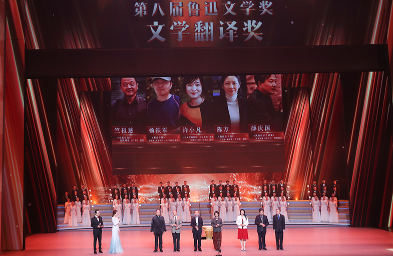 莫言、黃友義為獲獎(jiǎng)作家頒獎(jiǎng)