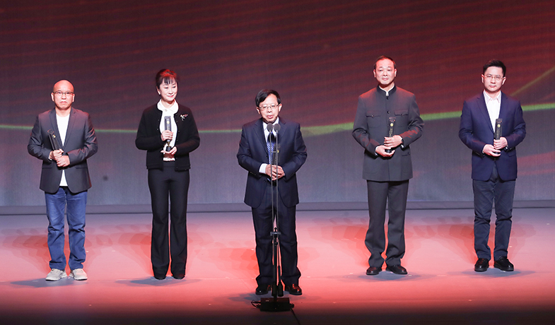陳倉、李舫、龐余亮、江子、沈念（從左至右）領(lǐng)取散文雜文獎(jiǎng)