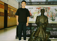 鮑磊：林白的作品溫暖了我二十年的歲月　　第一次讀林白的作品是在2002年11月，我在山西五臺(tái)山進(jìn)行一個(gè)月的寫生的時(shí)候……[詳細(xì)]