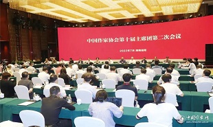 7月31日上午，中國(guó)作家協(xié)會(huì)第十屆主席團(tuán)第二次會(huì)議在湖南益陽(yáng)舉行。鐵凝主持會(huì)議、張宏森作工作報(bào)告。