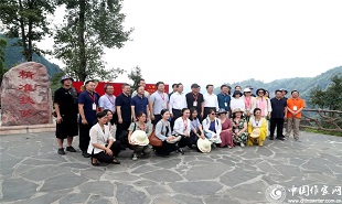 出版社、期刊社負(fù)責(zé)人在十八洞村合影