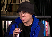 石一楓：“兵行險(xiǎn)招”的小說(shuō)　　笛安以前的小說(shuō)，“我”經(jīng)常是個(gè)女孩，而這部小說(shuō)雖然寫(xiě)得很順，但是有其“兵行險(xiǎn)招”之處。[詳細(xì)]