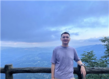 風(fēng)圣大鵬：寫接地氣的小說，方法也要接地氣如果說《山人行》是一個(gè)起點(diǎn)，《臥牛溝》就是一次在現(xiàn)實(shí)題材道路上我對(duì)自己的再度審視和突圍……[詳細(xì)]