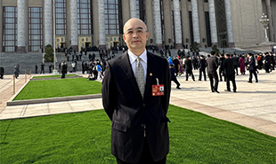 全國政協(xié)委員，中國作協(xié)黨組成員、副主席、書記處書記吳義勤