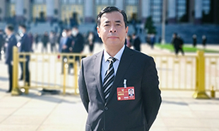 全國政協(xié)委員，中國作協(xié)主席團委員，遼寧省作協(xié)黨組書記、主席滕貞甫