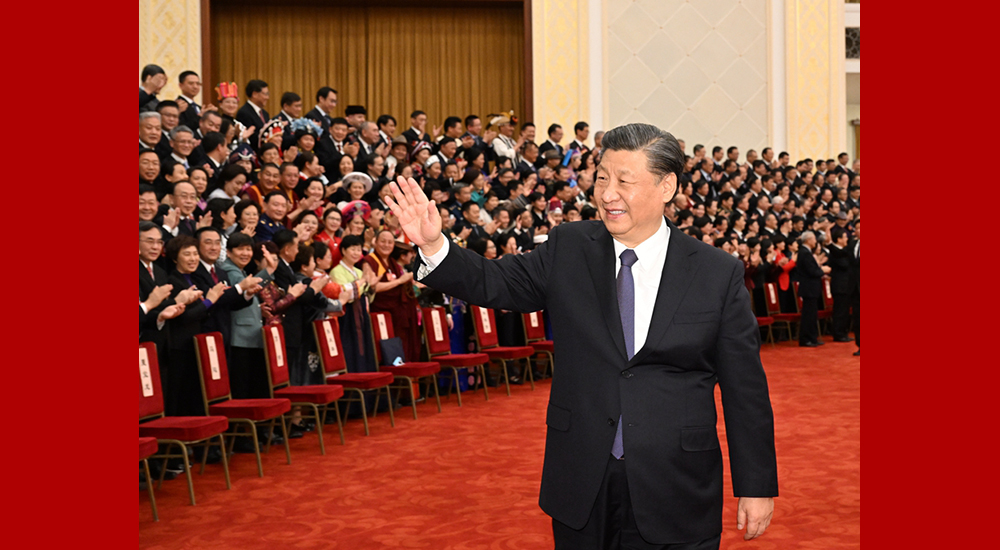 3月11日，中國人民政治協(xié)商會議第十四屆全國委員會第一次會議在北京閉幕。習近平向委員揮手致意。