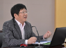 賀仲明：建構(gòu)以民間為中心的生命觀　　胡學文創(chuàng)造性地選取“傘狀結(jié)構(gòu)”，展開宋莊長達百余年的歷史畫卷。[詳細]