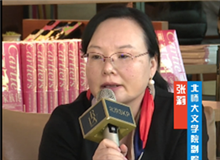 張莉：魏微有著獨特的語言腔調和審美方式　　魏微能夠將自己的寫作納入抒情傳統(tǒng)中，每個人物的敘述都有與日常生活緊密相關的情感表達。[詳細]