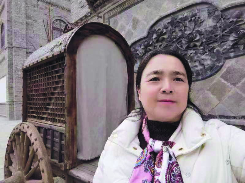 徐彥利，科幻作家，自1998年起發(fā)表作品，已發(fā)表近500篇科幻小說及研究論文等，出版《奇幻森林逃生記》《心靈探測師》《先鋒敘事新探》《中國科幻史話》《中國當代小說主潮》《中國當代小說流變史》等著作。曾獲華語科幻星云獎、少兒科幻星云獎及世界華人科普獎等獎項。