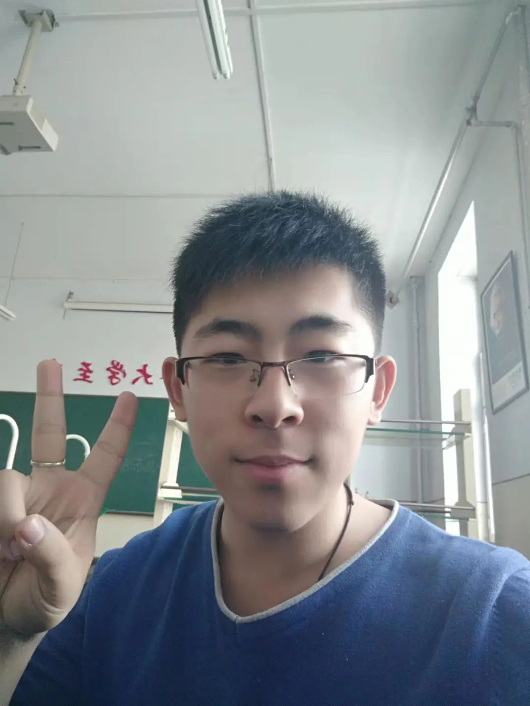 王九天，1995年生，吉林省洮南市人，中國科學(xué)技術(shù)大學(xué)化學(xué)專業(yè)在讀博士研究生。文學(xué)作品曾入選中國作家網(wǎng)原創(chuàng)頻道“本周之星”欄目。