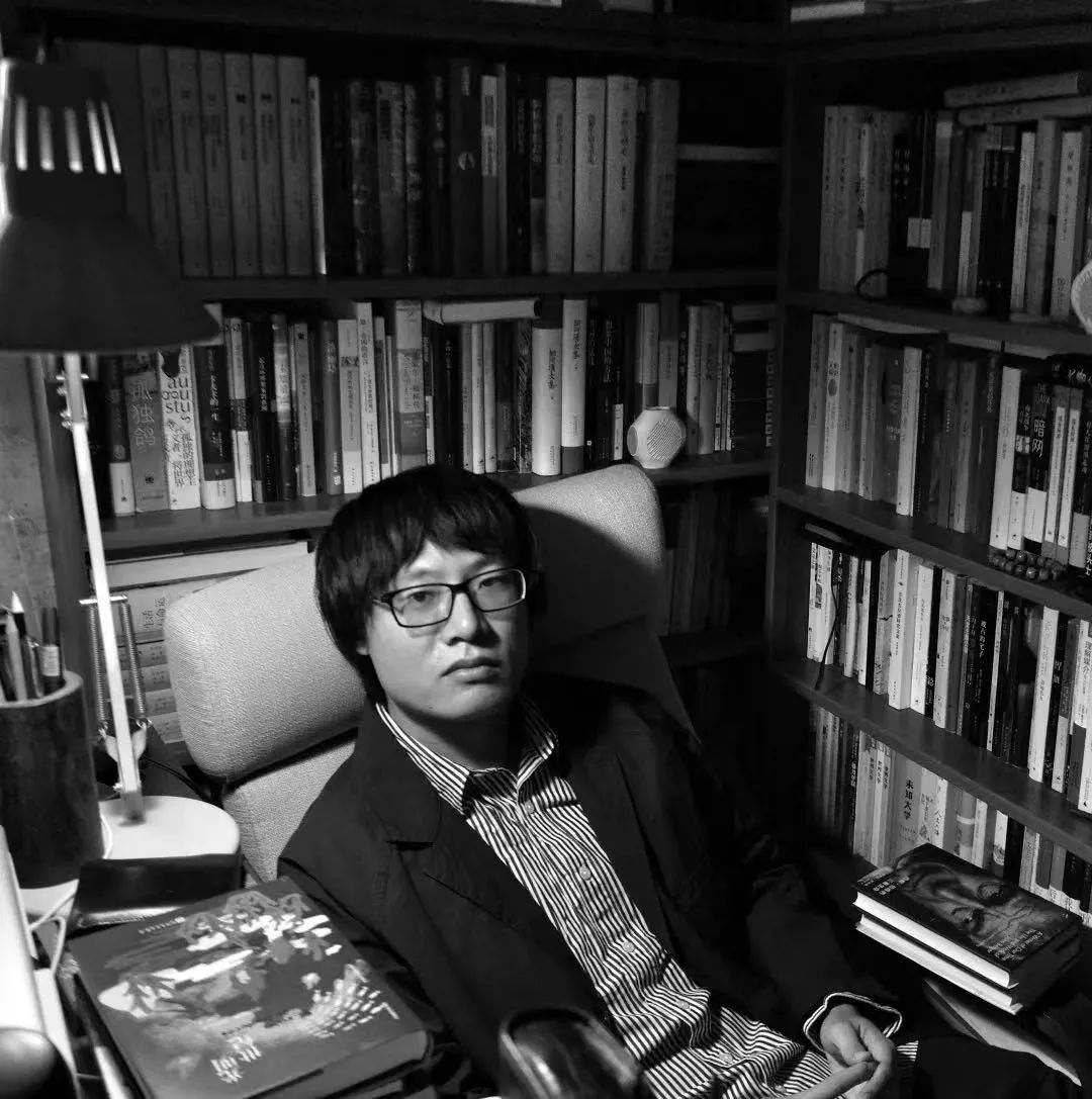 李晁，1986年生于湖南，現(xiàn)居貴陽。2007年開始發(fā)表小說，曾獲《上海文學(xué)》新人獎(jiǎng)、《作家》金短篇獎(jiǎng)、華語青年作家獎(jiǎng)短篇小說“雙子星”獎(jiǎng)等。