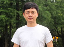 楊慶祥：李鳳群的寫作有國際視野　　《月下》為我們展現(xiàn)普通的女性，她們有著內(nèi)在的生命意志，她們的精神有著復雜的維度。[詳細]