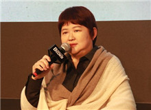 何向陽：《月下》是李鳳群的驚艷之作　　李鳳群將小說人物層層剝蝕，層層反芻，向我們道出現(xiàn)代女性生活中的罪與罰。[詳細]