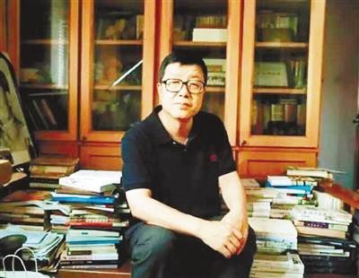 穆濤，《美文》雜志常務(wù)副主編，中國散文學(xué)會副會長，中國作家協(xié)會散文專業(yè)委員會委員，西北大學(xué)教授、博士研究生導(dǎo)師，陜西省文藝評論家協(xié)會副主席，享受國務(wù)院特殊津貼專家，陜西省有突出貢獻專家。著有散文集《俯仰由他》、《看左手》、《明日在往事中》（與賈平凹先生合作，賈平凹作畫，穆濤行文）、《先前的風(fēng)氣》、《中國人的大局觀》、《中國歷史的體溫》，隨筆集《肉眼看文壇》《放心集》《散文觀察》?！断惹暗娘L(fēng)氣》一書獲第六屆魯迅文學(xué)獎和“2014中國好書”獎。2017年獲全國五一勞動獎?wù)隆? /></p>
<p style=