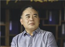 王躍文：我用老百姓的語(yǔ)言寫老百姓的生活　　我的文學(xué)語(yǔ)言的來(lái)處，一個(gè)就是我們自己的本民族的文學(xué)經(jīng)典，再就是當(dāng)?shù)乩习傩盏恼Z(yǔ)言……[詳細(xì)]