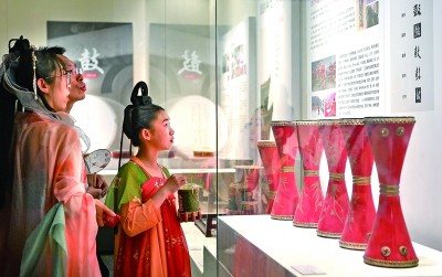 游客在陜西西安市鐘鼓樓博物館參觀鼓文化展。新華社發(fā)