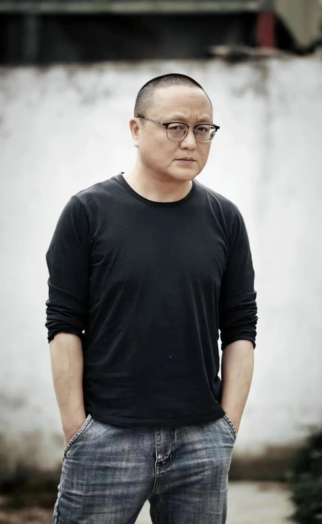 曹寇，1977年生，南京人。出版有中短篇小說集《金鏈漢子之歌》《鴨鎮(zhèn)往事》等十余部，長篇一部，另有隨筆、電影和其他作品若干。