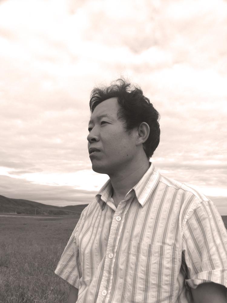 汪渺，一級文學創(chuàng)作、中國作家協(xié)會會員、天水市作家協(xié)會主席、天水市藝術研究院院長。在《十月》《飛天》《詩選刊》等發(fā)表百余首詩歌。長篇小說《雪夢》被《十月》推出，獲第三屆甘肅省黃河文學獎；長詩《創(chuàng)世紀》獲第二屆《飛天》十年文學獎；散文《詩人老鄉(xiāng)》獲全國孫犁散文一等獎；萬行長詩《白馬史詩》獲第五屆中國長詩獎、甘肅省第十屆敦煌文藝獎、第二屆大巴山文藝推優(yōu)工程優(yōu)秀詩歌獎。