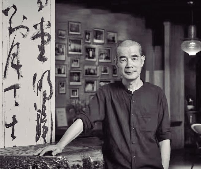 楊爭光：陜西乾縣人，1982年畢業(yè)于山東大學(xué)中文系。深圳市文聯(lián)原副主席，深圳市作家協(xié)會副主席、影視家協(xié)會副主席。長期從事詩歌、小說、影視劇寫作。著有長篇小說《少年張沖六章》《我的歲月靜好》等，中短篇小說集《黃塵》《黑風(fēng)景》《賭徒》《老旦是一棵樹》《公羊串門》《鬼地上的月光》《驢隊來到奉先畤》《棺材鋪》等。作品曾獲莊重文文學(xué)獎、夏衍電影文學(xué)獎、人民文學(xué)獎等。作品被翻譯成多國文字在國外出版。      電影《雙旗鎮(zhèn)刀客》獲日本夕張驚險與幻想國際電影節(jié)大獎；西柏林國際電影節(jié)新評論獎；香港十佳電影等；《五魁》獲鹿特丹國際電影節(jié)觀眾最佳選票獎；《雜嘴子》獲威尼斯電影節(jié)國會議員獎；《黃沙青草紅太陽》獲布拉格國際電影節(jié)大獎；《How HarryBecameaTree》（根據(jù)《老旦是一棵樹》改編），2000年法國/意大利/愛爾蘭聯(lián)合出品。電視劇《水滸傳》獲中國電視劇“飛天獎”、金鷹獎；《激情燃燒的歲月》總策劃，獲中國電視劇“飛天獎”、金鷹獎等。      楊爭光的最新長篇小說《我的歲月靜好》入選2022年中國作家協(xié)會重點作品扶持項目，并榮獲第九屆“深圳十大佳著”，這是2012年以來，楊爭光唯一一部新作，也是自《少年張沖六章》之后的唯一一部長篇小說?！段业臍q月靜好》一經(jīng)出版，好評如潮。