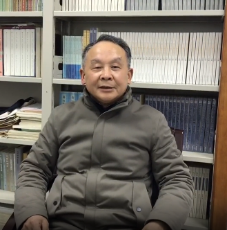 陳文新，教育部“長江學(xué)者”特聘教授，國家社科基金重大招標(biāo)項(xiàng)目首席專家，教育部重點(diǎn)教材《中國古代文學(xué)史》首席專家，兼任中華炎黃文化研究會科舉研究分會主席團(tuán)主席?，F(xiàn)為武漢大學(xué)文學(xué)院教授委員會主席、中國傳統(tǒng)文化研究中心學(xué)術(shù)委員會主任。主編有十八卷本《中國文學(xué)編年史》、《歷代科舉文獻(xiàn)整理與研究叢刊》等。著有《中國文學(xué)流派意識的發(fā)生和發(fā)展》《明代文學(xué)與科舉文化生態(tài)》《傳統(tǒng)小說與小說傳統(tǒng)》《中國文化中的小說傳統(tǒng)》等。