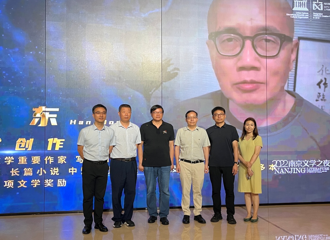 合影留念（右起：向南星、匡軍、聞一武、曹峰峻、潘劍、陳恒?。?></p> 
 <p style=