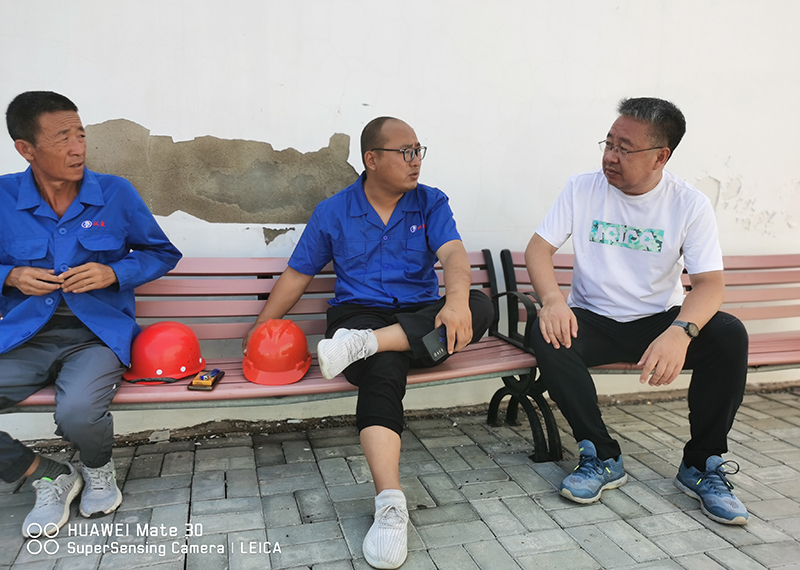 作家李子勝（右一）與鹽業(yè)風(fēng)情園內(nèi)鹽工師傅座談，了解現(xiàn)代制鹽工藝