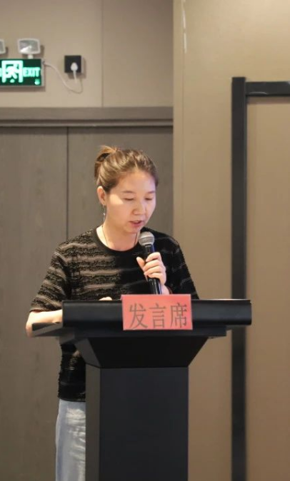 內(nèi)蒙古翻譯家協(xié)會副秘書長趙朝霞傳達(dá)了內(nèi)蒙古文聯(lián)第九次代表大會會議精神。