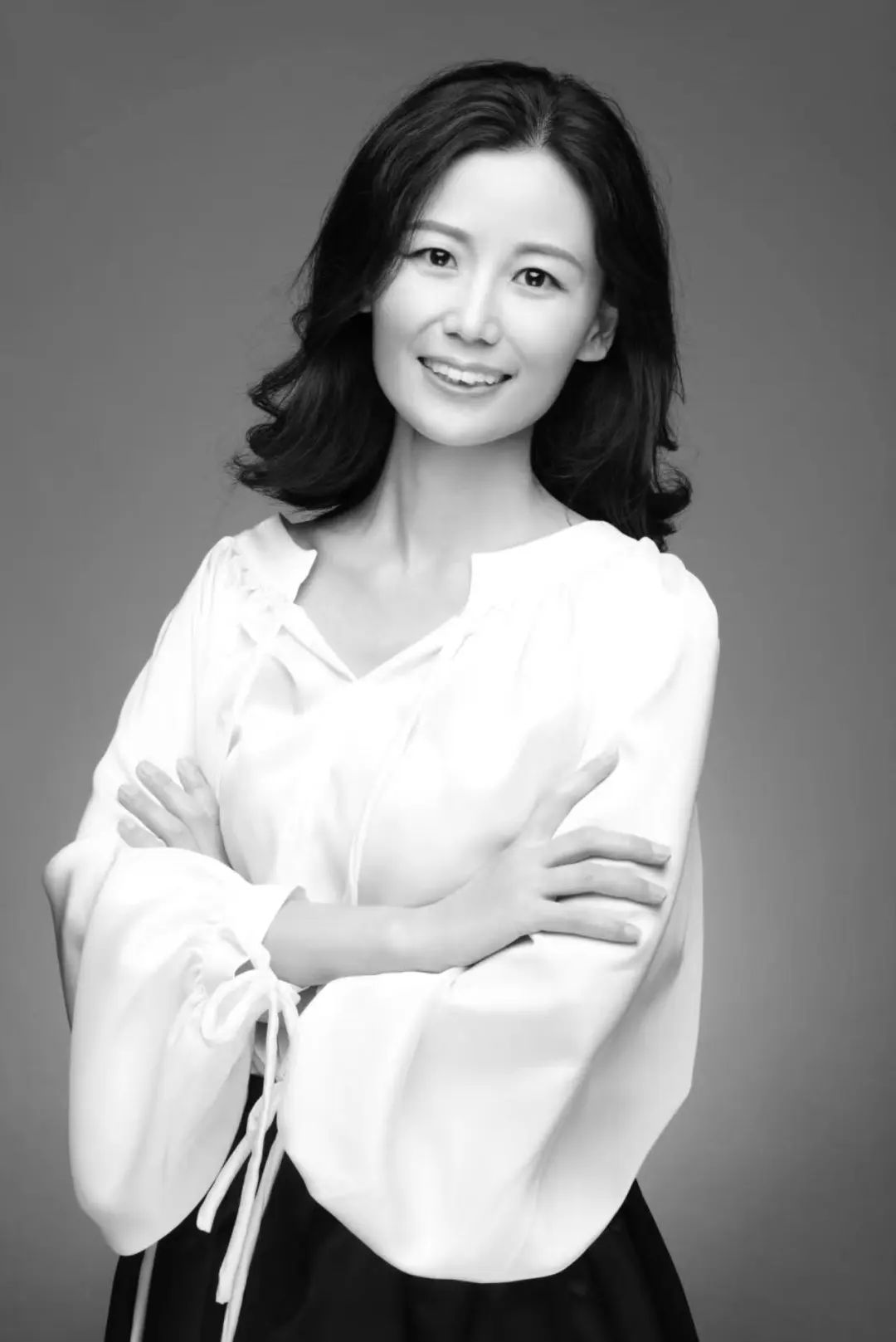 李海英，教授，碩士生導(dǎo)師。主要從事詩(shī)學(xué)研究、文學(xué)批評(píng)與文化批評(píng)研究，著有《未撥動(dòng)的琴弦——中國(guó)新詩(shī)的批評(píng)與反批評(píng)》《偉大的塵世之詩(shī)——華萊士·史蒂文斯詩(shī)歌研究》，在《光明日?qǐng)?bào)》《南方文壇》《揚(yáng)子江評(píng)論》《中國(guó)現(xiàn)代文學(xué)研究叢刊》《新詩(shī)評(píng)論》《江漢學(xué)術(shù)》《上海文化》《詩(shī)刊》《詩(shī)探索》等期刊發(fā)表研究文章70多篇，偶在《新華文摘》《詩(shī)收獲》等刊全文轉(zhuǎn)載。2014年獲河南省優(yōu)秀博士論文，2015年獲“教育部名欄·現(xiàn)代詩(shī)學(xué)研究獎(jiǎng)”，2022年度云南省社科二等獎(jiǎng)。主持完成國(guó)家社科基金項(xiàng)目1項(xiàng)、中國(guó)博士后科學(xué)基金項(xiàng)目一項(xiàng)，在研云南省社科重大招標(biāo)項(xiàng)目子項(xiàng)目一項(xiàng)。