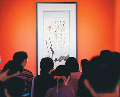 　觀眾在展覽上欣賞名家名作。 　　北京民生現(xiàn)代美術(shù)館供圖