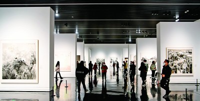 3月18日，藝術(shù)愛好者在“第五屆全國(guó)中國(guó)畫展覽”現(xiàn)場(chǎng)參觀。新華社發(fā)