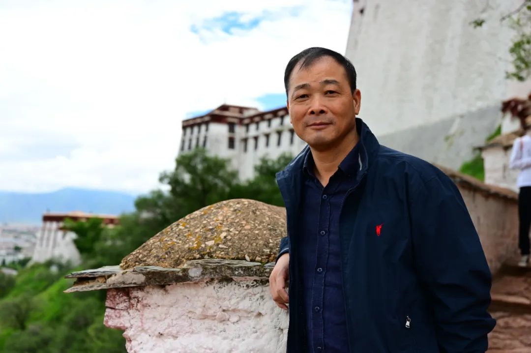 江子，本名曾清生，男，1971年生，江西吉水人。已出版長(zhǎng)篇散文《青花帝國(guó)》、散文集《回鄉(xiāng)記》《去林芝看桃花》《田園將蕪——后鄉(xiāng)村時(shí)代紀(jì)事》《蒼山如?！畬酵隆返龋@第八屆魯迅文學(xué)獎(jiǎng)、第七屆魯迅文學(xué)獎(jiǎng)提名、第四屆三毛散文獎(jiǎng)、第三屆江西文學(xué)藝術(shù)獎(jiǎng)等獎(jiǎng)項(xiàng)。中國(guó)作協(xié)全委會(huì)委員，中國(guó)作協(xié)散文委員會(huì)委員，江西省作家協(xié)會(huì)副主席、秘書(shū)長(zhǎng)。