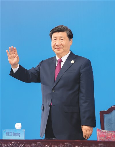  7月28日晚，第三十一屆世界大學(xué)生夏季運(yùn)動(dòng)會(huì)在四川省成都市隆重開(kāi)幕。這是國(guó)家主席習(xí)近平在主席臺(tái)上向大家揮手致意。   新華社記者 鞠 鵬攝
