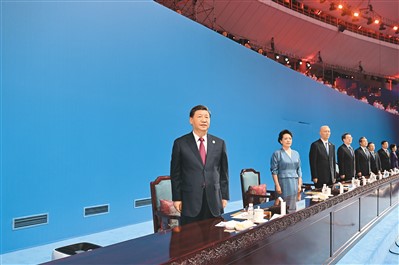 7月28日晚，第三十一屆世界大學(xué)生夏季運(yùn)動(dòng)會(huì)在四川省成都市隆重開(kāi)幕。習(xí)近平、蔡奇、丁薛祥等黨和國(guó)家領(lǐng)導(dǎo)人出席開(kāi)幕式。   新華社記者 謝環(huán)馳攝