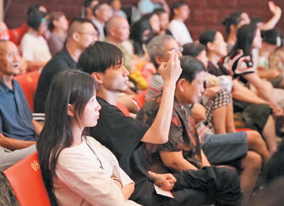 　觀眾們正在武漢市永芳古戲院觀看演出。 　　圖片均為王郭驥攝