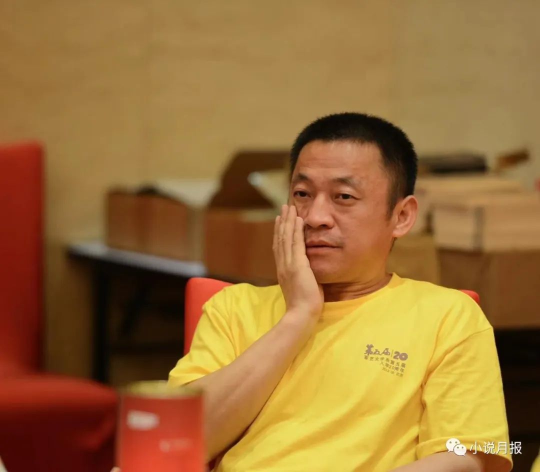 李亞，安徽亳州譙城人。出版中短篇小說集《幸福的萬花球》《初冬》等四部、長篇小說《流芳記》《花好月圓》等四部，曾獲十月文學(xué)獎(jiǎng)、《小說月報(bào)》百花獎(jiǎng)、《中國作家》鄂爾多斯文學(xué)獎(jiǎng)中篇小說獎(jiǎng)、魯彥周文學(xué)獎(jiǎng)中篇小說獎(jiǎng)、全軍文藝“新作品獎(jiǎng)”一等獎(jiǎng)等獎(jiǎng)項(xiàng)。