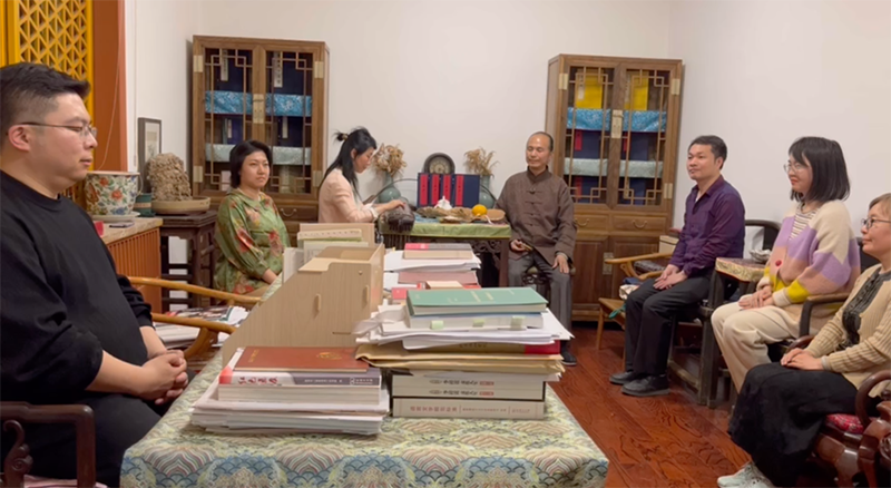 張衛(wèi)東先生帶領學生于商務印書館國子監(jiān)官韻誦唸傳承中心吟誦古詩詞