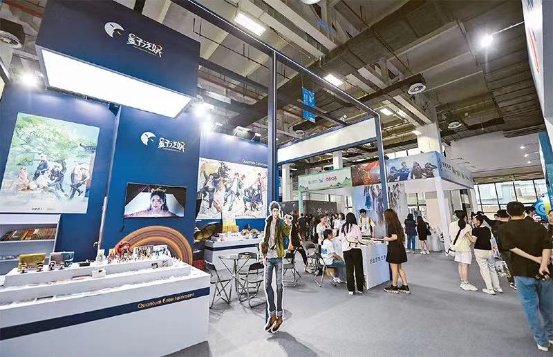 2023年5月27日，由中國作家協(xié)會(huì)、浙江省人民政府、杭州市人民政府主辦的“2023中國國際網(wǎng)絡(luò)文學(xué)周”在杭州開幕。本次網(wǎng)絡(luò)文學(xué)周以“多彩亞洲 精彩世界——中國網(wǎng)絡(luò)文學(xué)在亞洲的傳播”為主題，旨在提升中國網(wǎng)絡(luò)文學(xué)國際傳播能力。圖為網(wǎng)絡(luò)文學(xué)產(chǎn)業(yè)博覽會(huì)現(xiàn)場展示的網(wǎng)絡(luò)文學(xué)及衍生產(chǎn)品。 新華社記者 徐昱/攝
